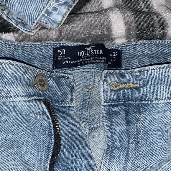 New jeans, worn once. Cute little rip on the upper thigh and curvy mom jean look - Picture 2 of 2